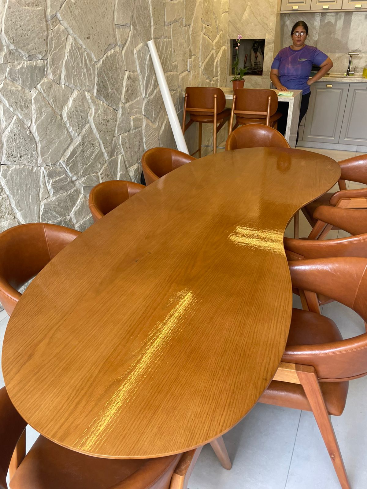 Mesa oval — acabamento brilhante